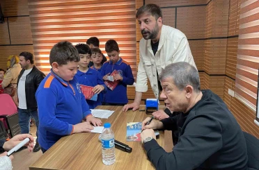 Tanju Çolak öğrencilerle buluştu: "Disiplin ve mücadele başarıyı getirir" 
