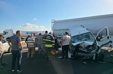 Tankerle, hafif ticari araç çarpıştı: 3 yaralı 