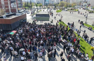 Taraftarlar Elazığspor maçını kentin göbeğinde dev ekrandan izledi 