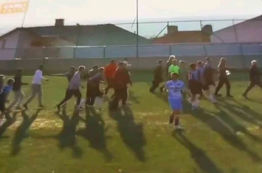 Taraftarlar sahaya girdi, maç tatil edildi 