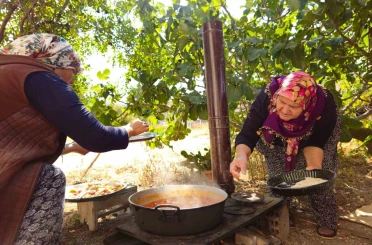 Tarhana kokusu sokağı doldurdu 