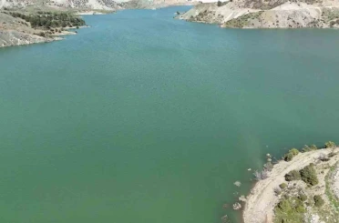 Tarihi Altınlı Köprü baraj sularında kayboldu 