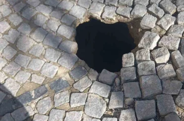 Tarihi altyapı çöktü, yol trafiğe kapatıldı 