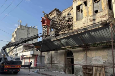 Tarihi binanın çatısı kısmen çöktü, ekipler çatıdaki tahtaları keserek önlem aldı 