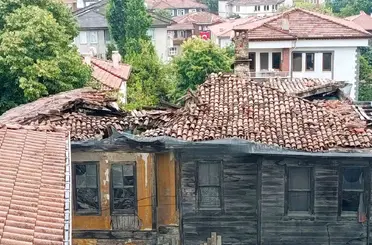 Tarihi binanın çatısı sağanak yağış sonrası çöktü
