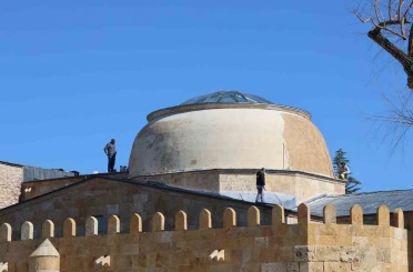 Tarihi Cacabey Medresesi’nde su sızıntısına müdahale edildi 