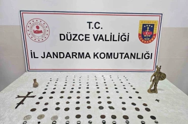 Tarihi eserleri satmak için müşteri ararken jandarmaya yakalandılar 