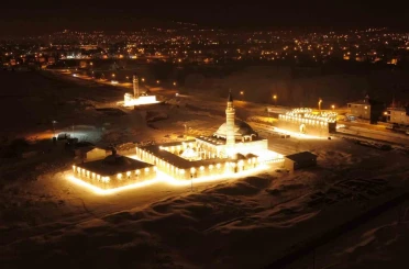 Tarihi Hüsrev Paşa Camii’nde gece ışıltısı: Tarih ve sanat buluştu 