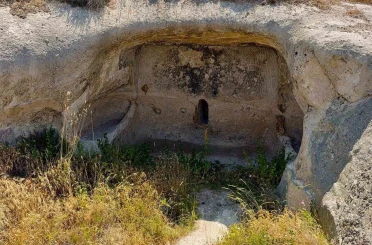 Tarihi mağaralar definecilerin ve piknikçilerin hışmına uğradı 