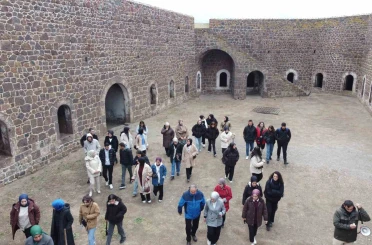 Tarihi mekanda öğrencilere ders 