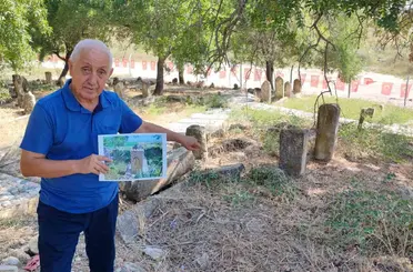 Tarihi mezarlıktaki ok işaretli mezar taşı çalındı
