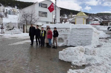 Tarihi Sivas Valiliği’nin kardan maketi ziyaretçilerini ağırlıyor 