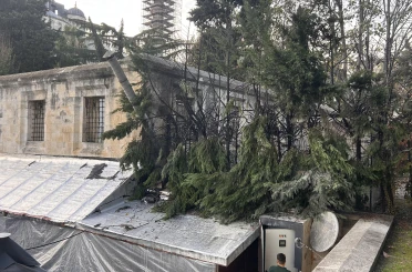 Tarihi Sultanahmet Camisi yangın tehlikesi yaşadı