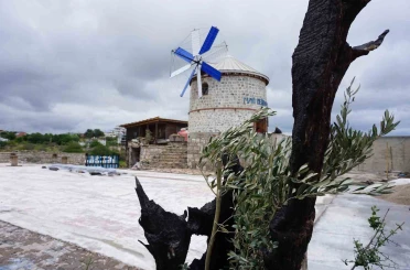 Tarihi yel değirmeni yeniden rüzgarla buluştu 
