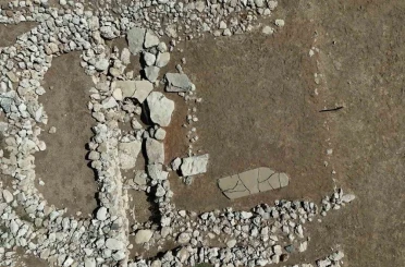 Tarihteki ilk musalla taşının bir parçası 12 bin yıllık Çayönü’ndeki Kafataslı yapıda, diğer parçası Diyarbakır Müzesi’nde sergileniyor 