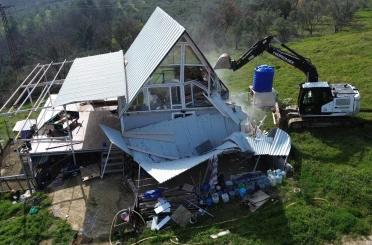 Tarım arazilerindeki tiny house’lar bir bir yıkıldı 
