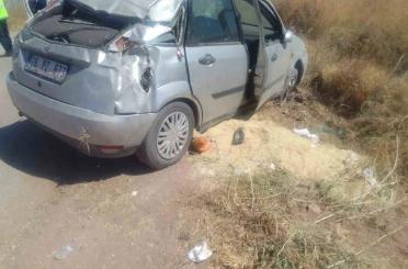 Tarım arazisine devrilen otomobilde 4 kişi yaralandı 