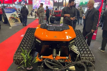 Tarlada traktör savaşta silah 