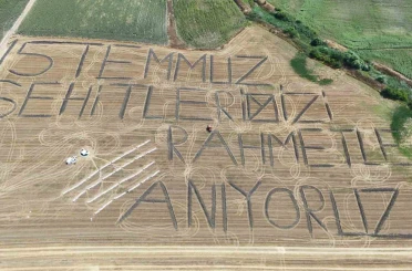Tarlaya "15 Temmuz şehitlerimizi rahmetle anıyoruz" yazdı 