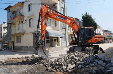 Tarsus’ta 17 sokak 10 bin ton sıcak asfaltla yenilendi 