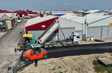 Tarsus’ta asfalt ve park yenileme çalışmaları sürüyor 