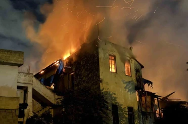 Tarsus’ta iş yerinde çıkan yangın 2 binaya sıçradı 