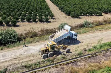 Tarsus’ta kırsal mahalle yolları bakımdan geçiriliyor