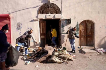 Tarsus’ta kötü koku şikayeti üzerine adrese giden ekipler, evden 28 kamyon atık çıkardı 