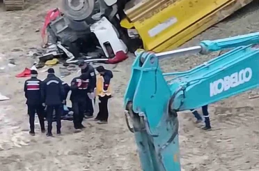 Taş ocağında uçuruma yuvarlanan kamyonun sürücüsü hayatını kaybetti 