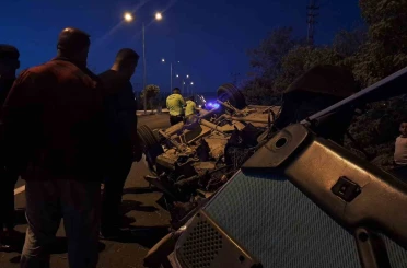 Taşa çarpan Tofaş hurdaya döndü: 2 kişi yaralandı 