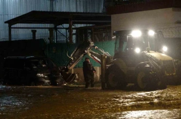 Taşan Kepez Çayı’nda mahsur kalan araç iş makinası yardımı ile kurtarıldı 