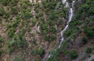 Taşkınlara neden olan yağmurlar kuruyan şelaleyi canlandırdı 