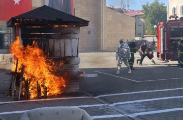 Tatbikat gerçeğini aratmadı, itfaiye personelinin soğukkanlılığı alkış topladı 