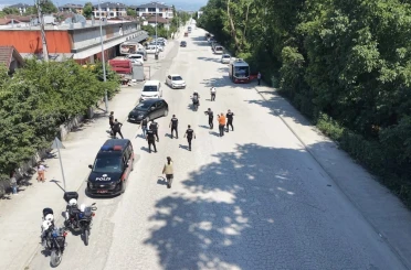 Tatbikatta korkan çocuklara polis şefkati 