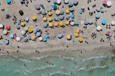 Tatilciler hafta sonu Çeşme’nin keyfini çıkardı 