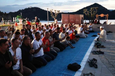 Tatilciler Milli Takıma destek için sahilde buluştu 