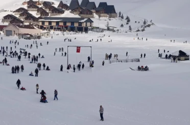 Tatille birlikte kayak merkezlerinde yoğunluk: Yedikuyular’da kar keyfi 