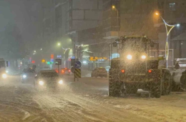 Tatvan’da 15 köy yolu ulaşıma kapadı: Merkezde kar kalınlığı 50 santimetreye ulaştı 