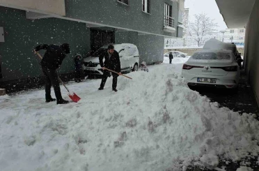 Tatvan’da kar kalınlığı 1 metreye ulaştı 