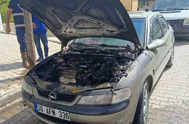 Tatvan’da park halindeki otomobil alev aldı
