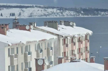 Tatvan’da sibirya soğukları etkili oluyor: Çatılarda metrelerce buz sarkıtları oluştu 