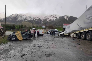Tatvan’da tırla otomobil çarpıştı: 2 ölü, 1 yaralı 
