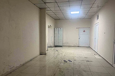 Tavanından sular akan hastanede koridorlar çamurla kaplandı 