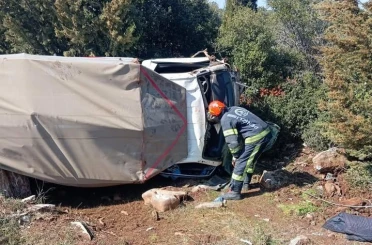 Tavas’ta devrilen kamyonet içerisinde mahsur kalan 2 kişi ve 10 küçükbaş sağ kurtuldu 