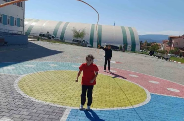 Tavşanlı’da 5’inci sınıf öğrencileri hem oyunlarla öğreniyor hem de eğleniyor 