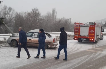 Tavşanlı’da kontkrolden çıkan otomobil karşı şeride geçti: 3 yaralı 