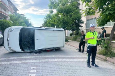 Tavşanlı’da otomobil yan yattı: 2 yaralı 
