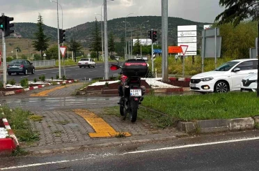 Tavşanlı’da otomobille çarpışan motosikletli yaralandı 