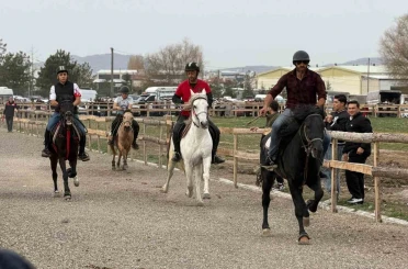 Tavşanlı’da Rahvan At Yarışları büyük ilgi gördü