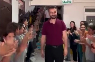 Tayini çıkan öğretmen, 10 yıldır görev yaptığı okuldan alkışlarla uğurlandı 